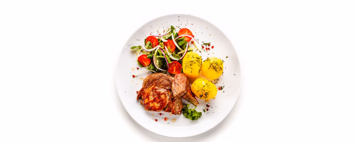 Plato de carne con patatas y ensalada